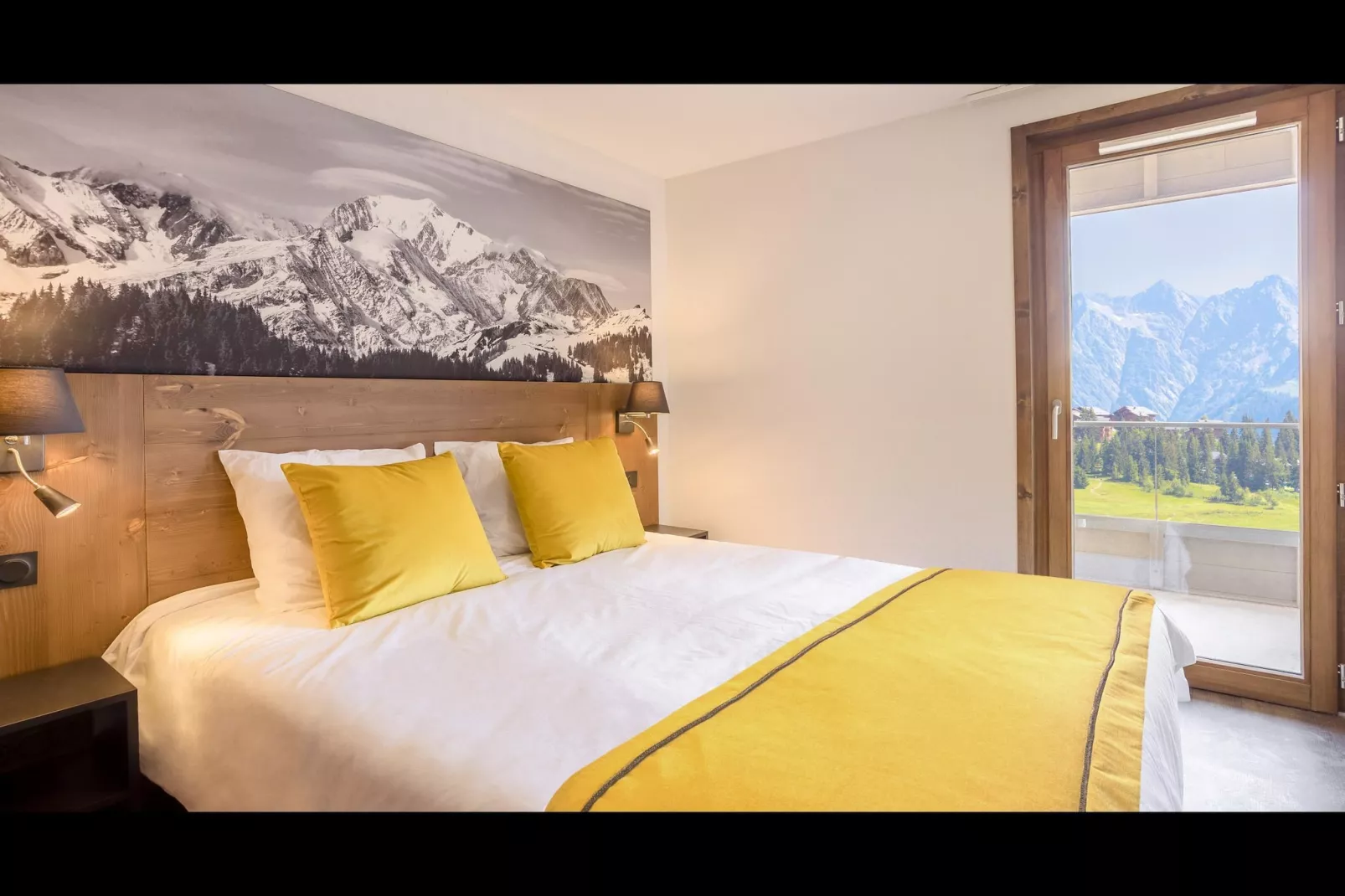 SAISIES-10PM-Bedroom