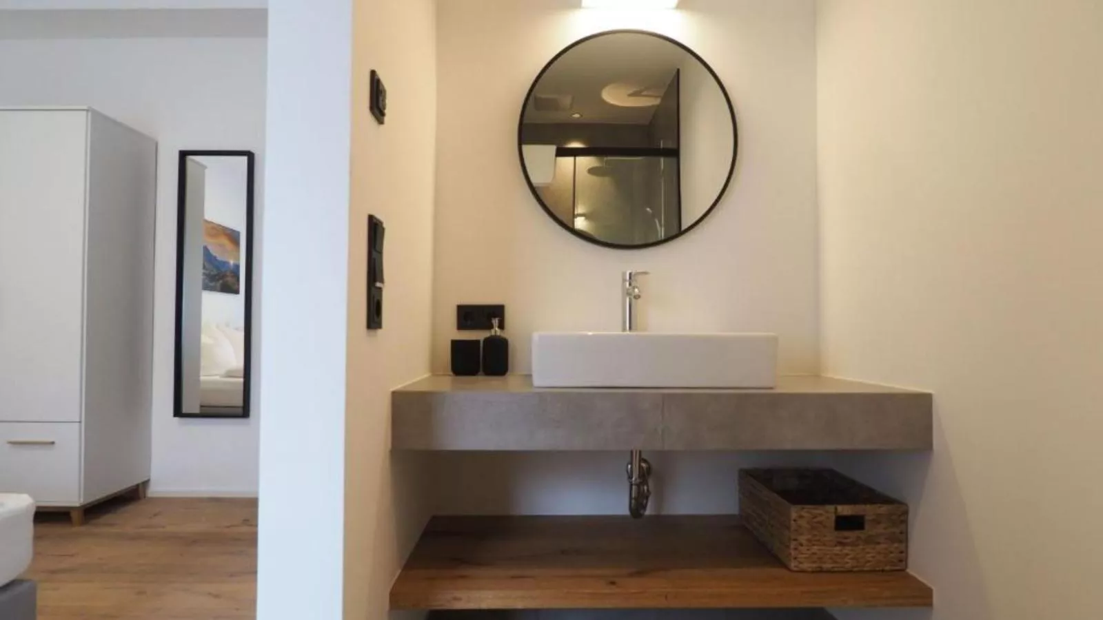 Leni Top 1-Bathroom
