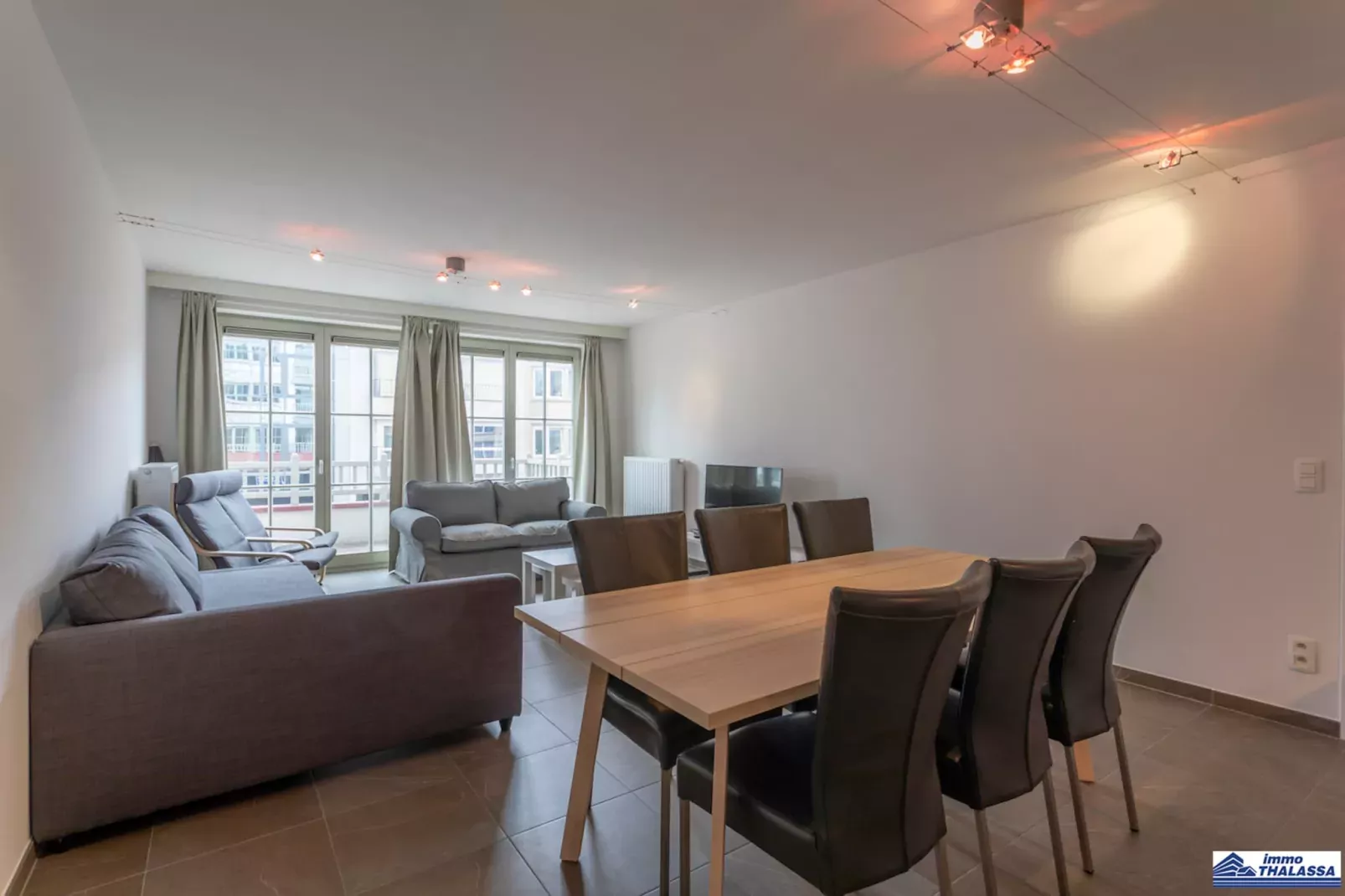 Wilcé 0102-Dining room