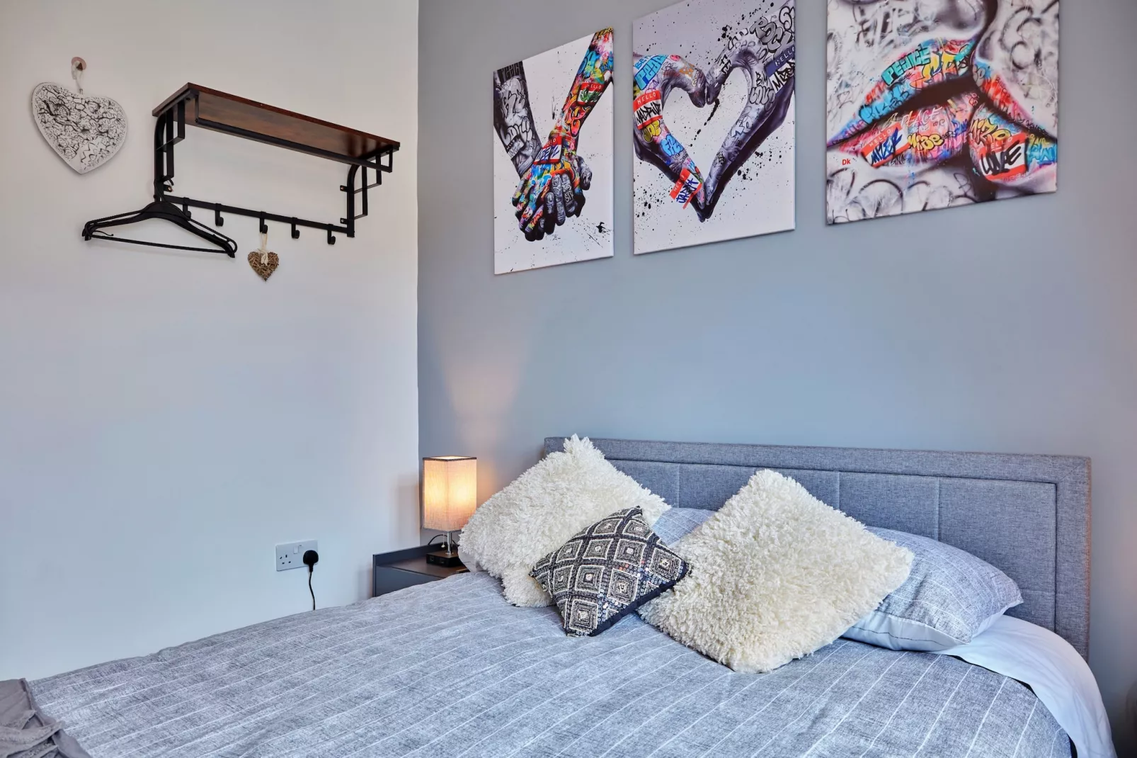 Shaky's Penthouse-Bedroom