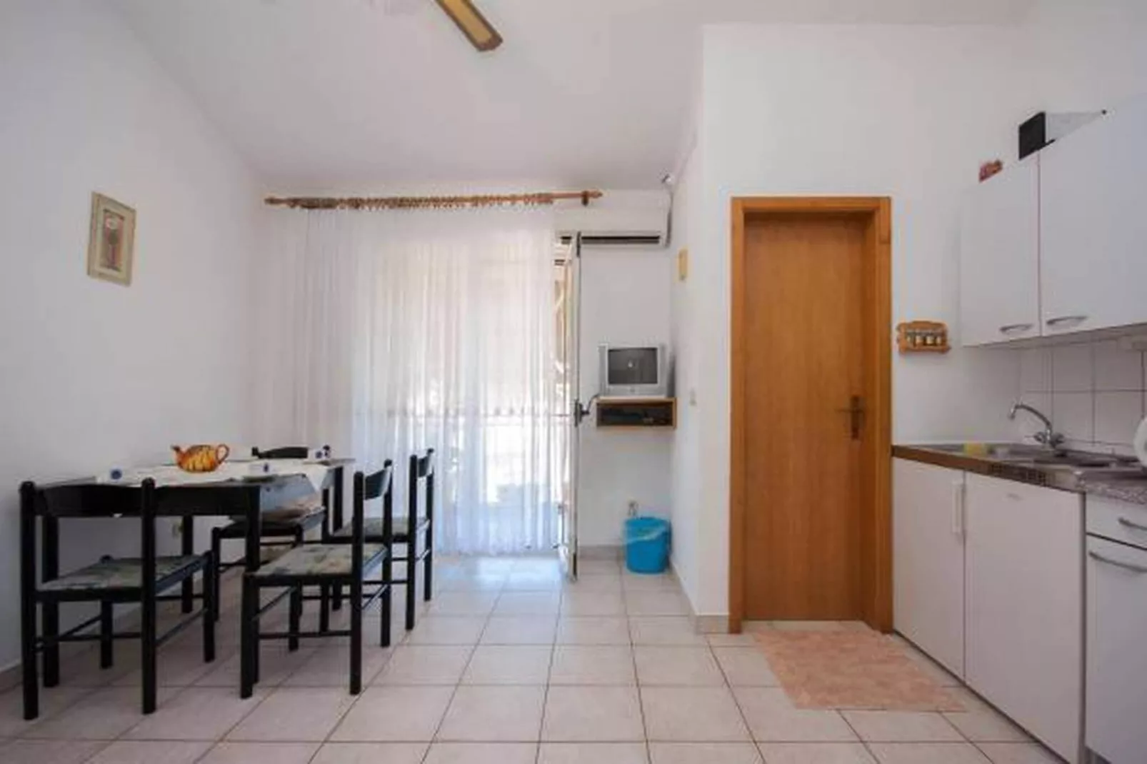Apartments Maretić - one bedroom apartment A1-Esszimmer