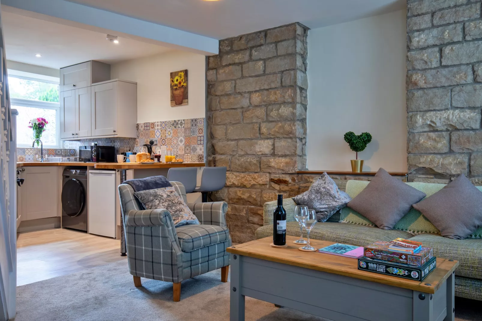 Suzy's Cottage-Living room