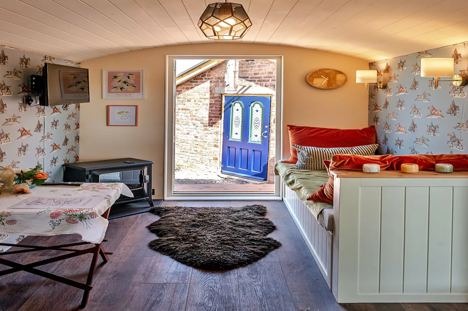 Shrawardine Train Carriage-Living room