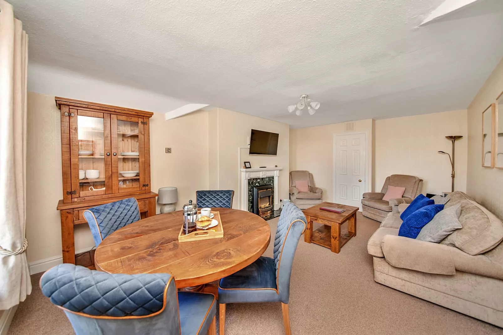 Pennine Hall Apt-Living room