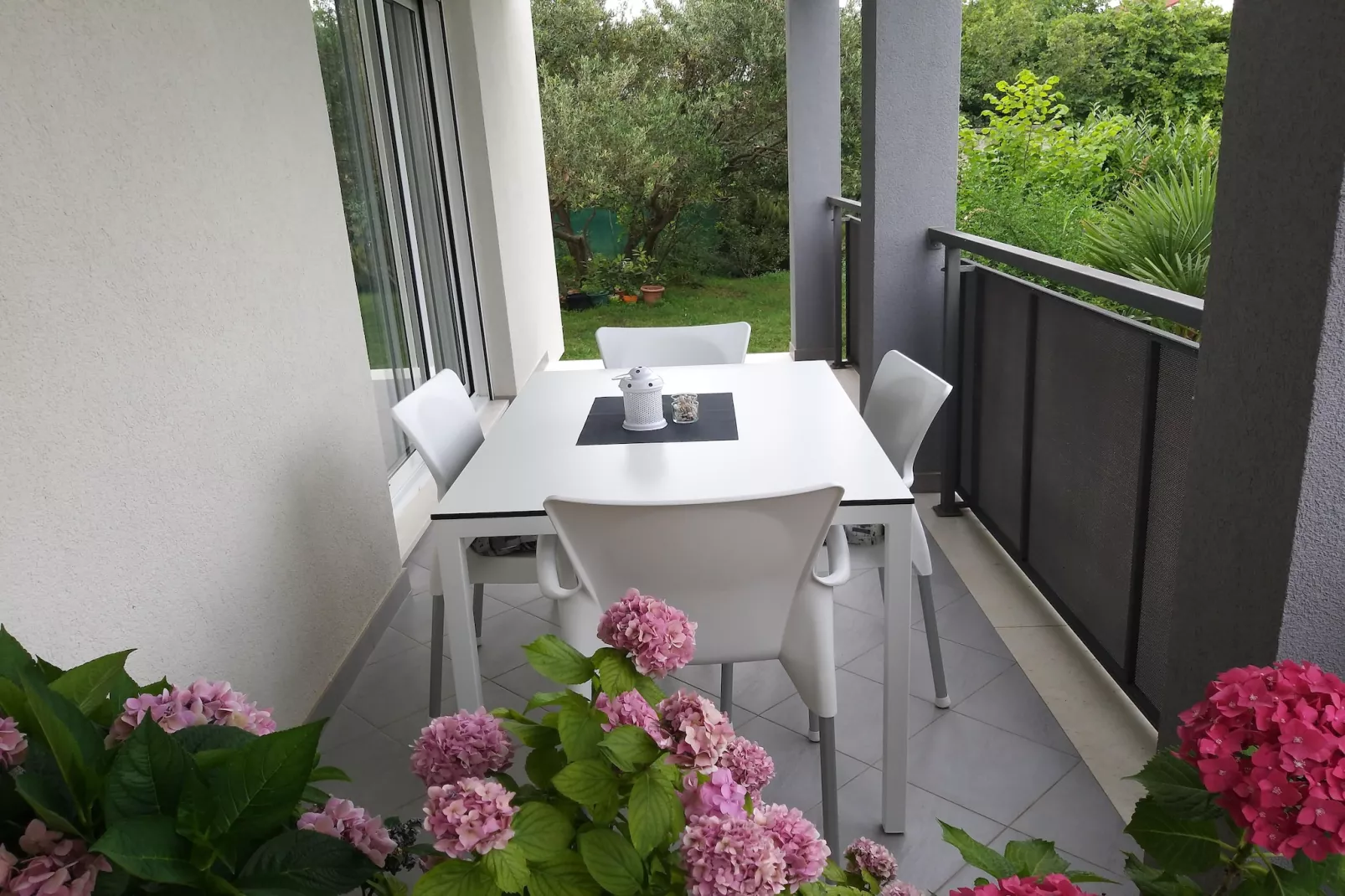 Enelani 2-Terrassenbalkon