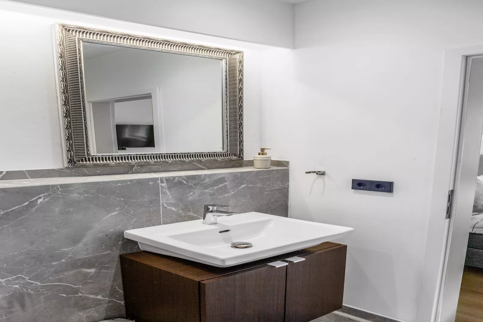 Modern Stay Standard Studio-Badezimmer