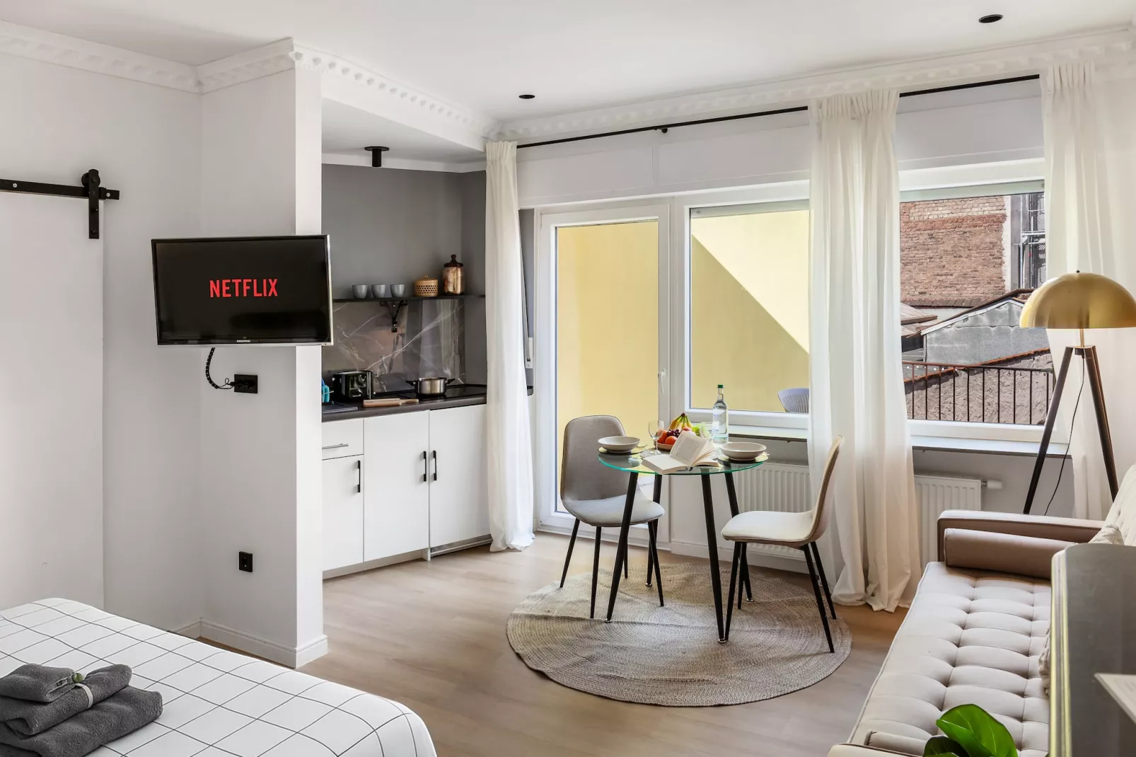 Modern Stay Studio mit Balkon-Living room