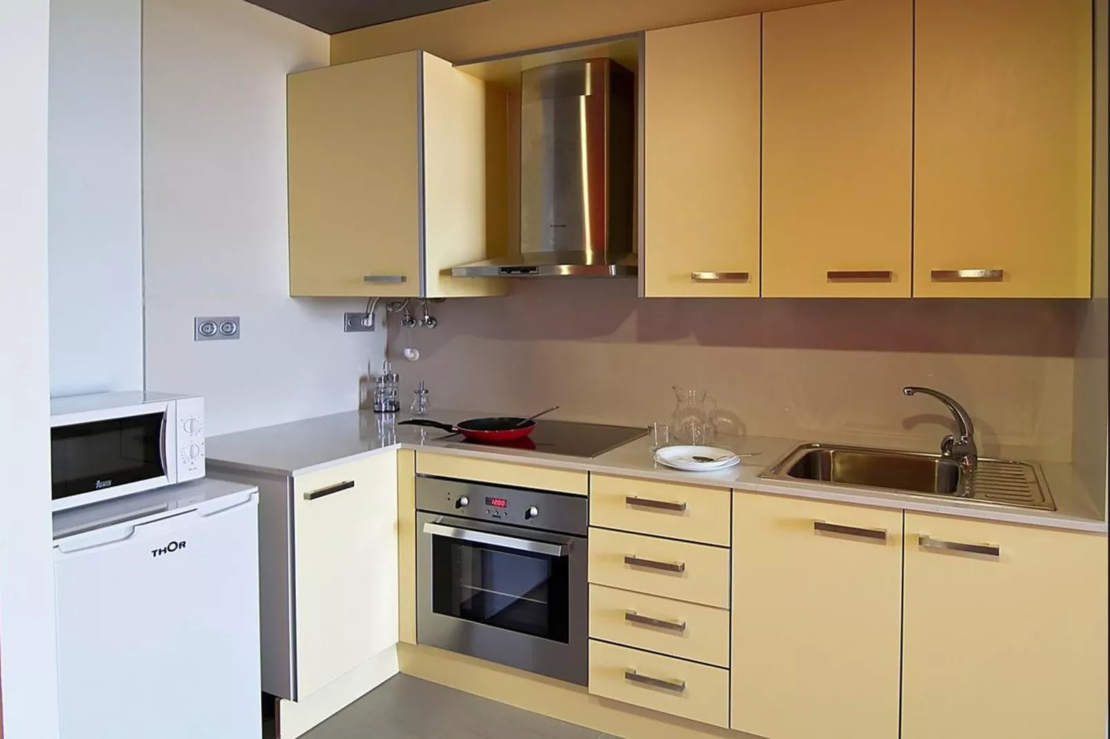 APOLO SUITES RENTALMAR 2/4-Küche