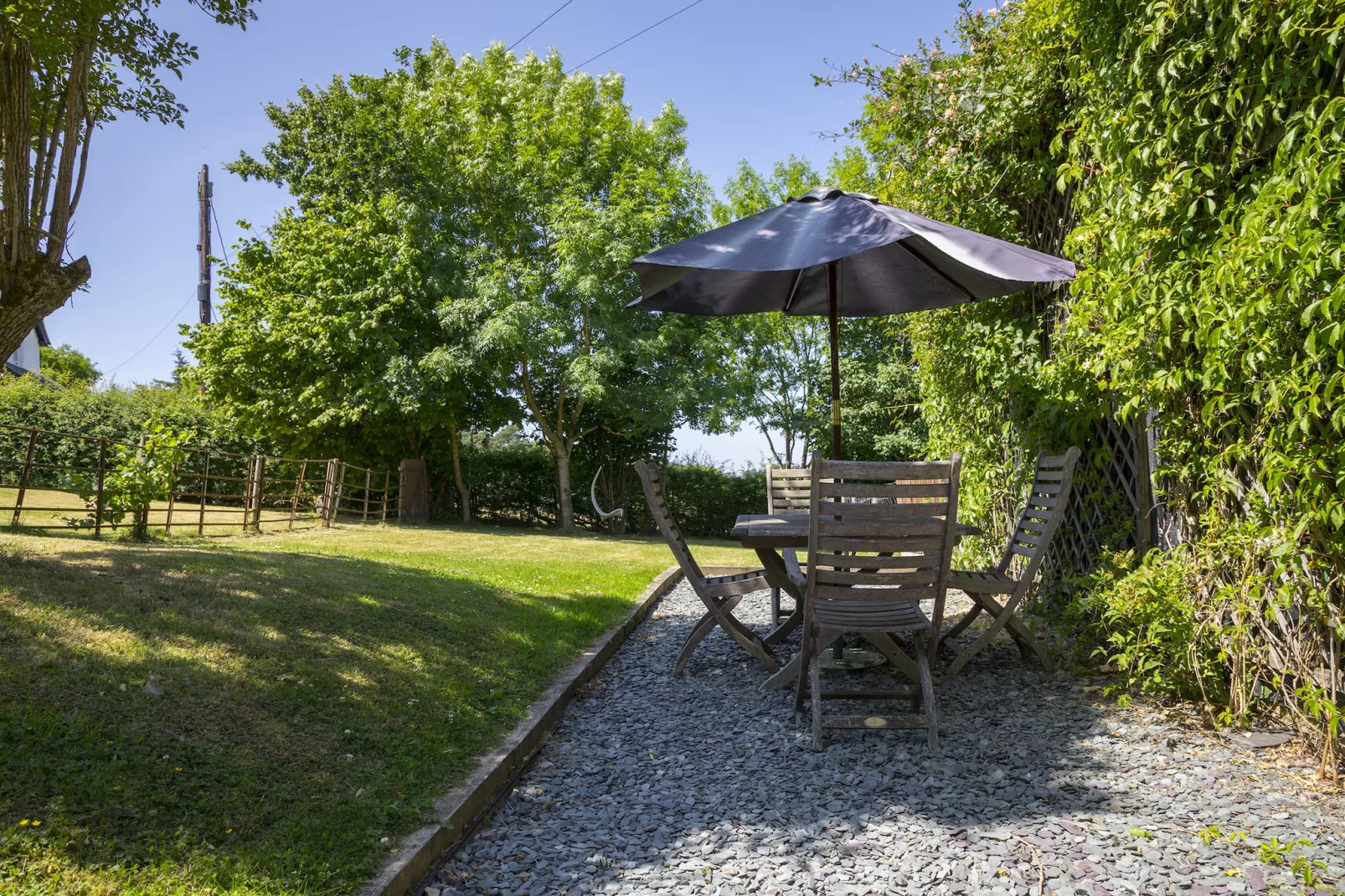 Owl Cottage-Gardens summer