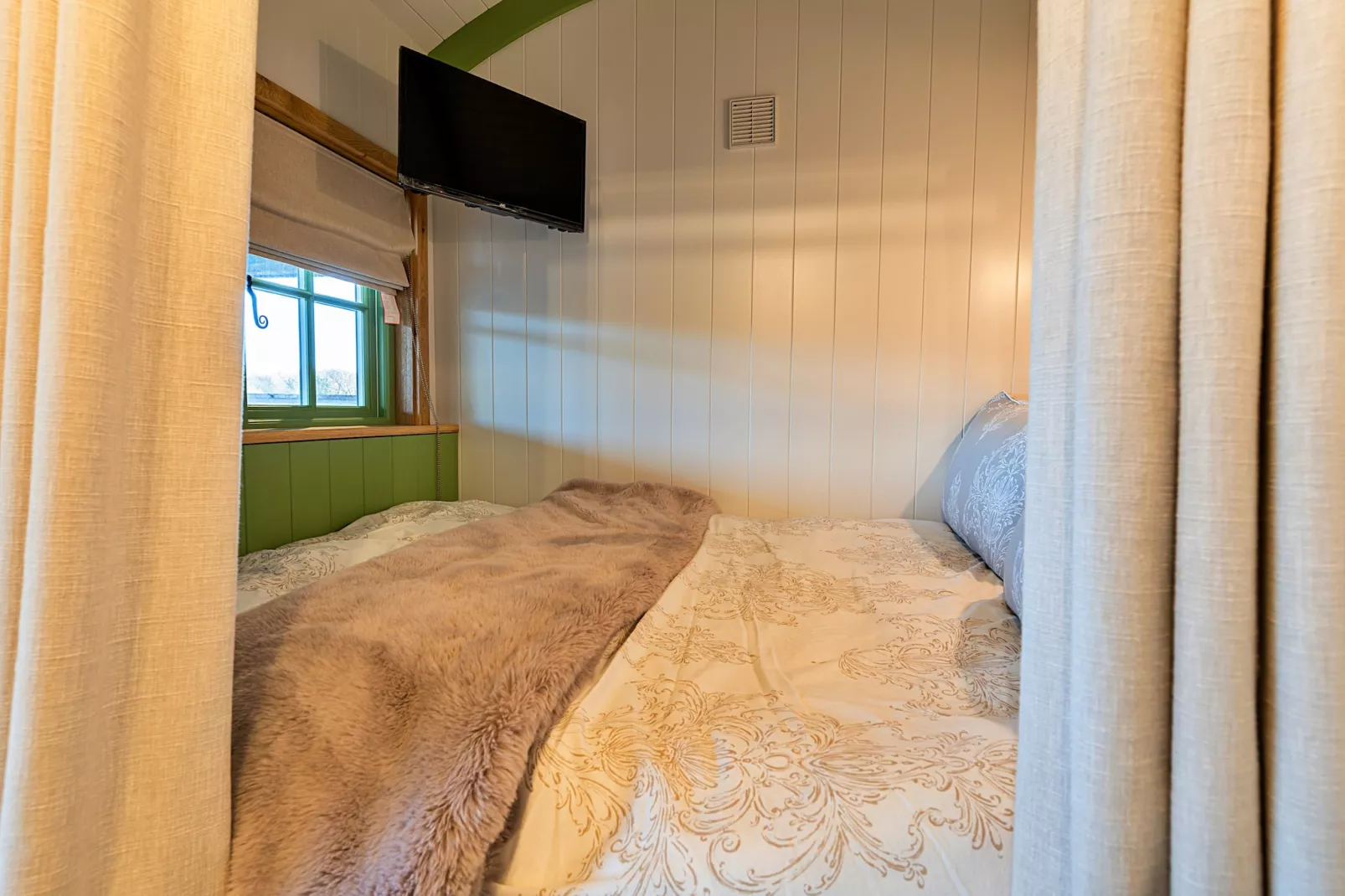 The Shepherd's Hut at Northcombe Farm-Bedroom