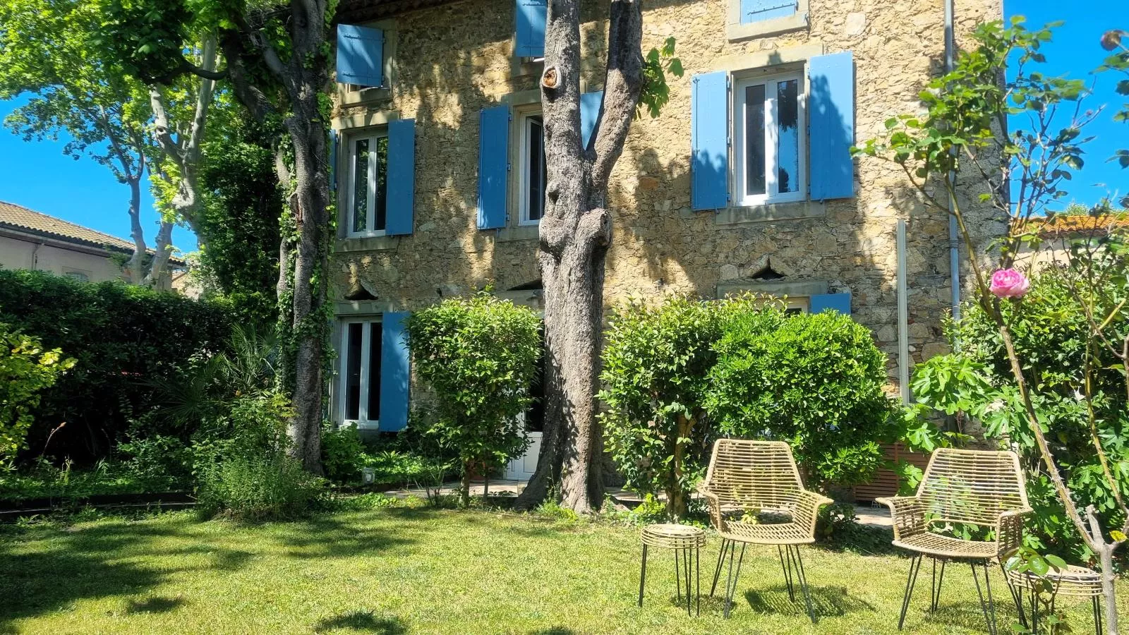 Les Châtaignes-Exterior summer