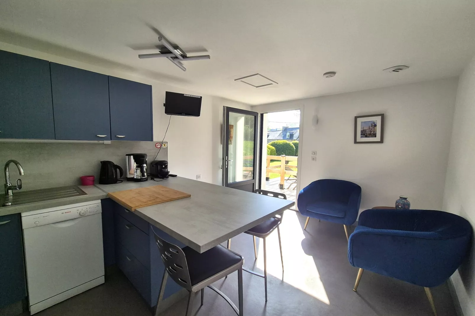 Joli rez-de-jardin avec terrasse sud plage 800 m-Kitchen