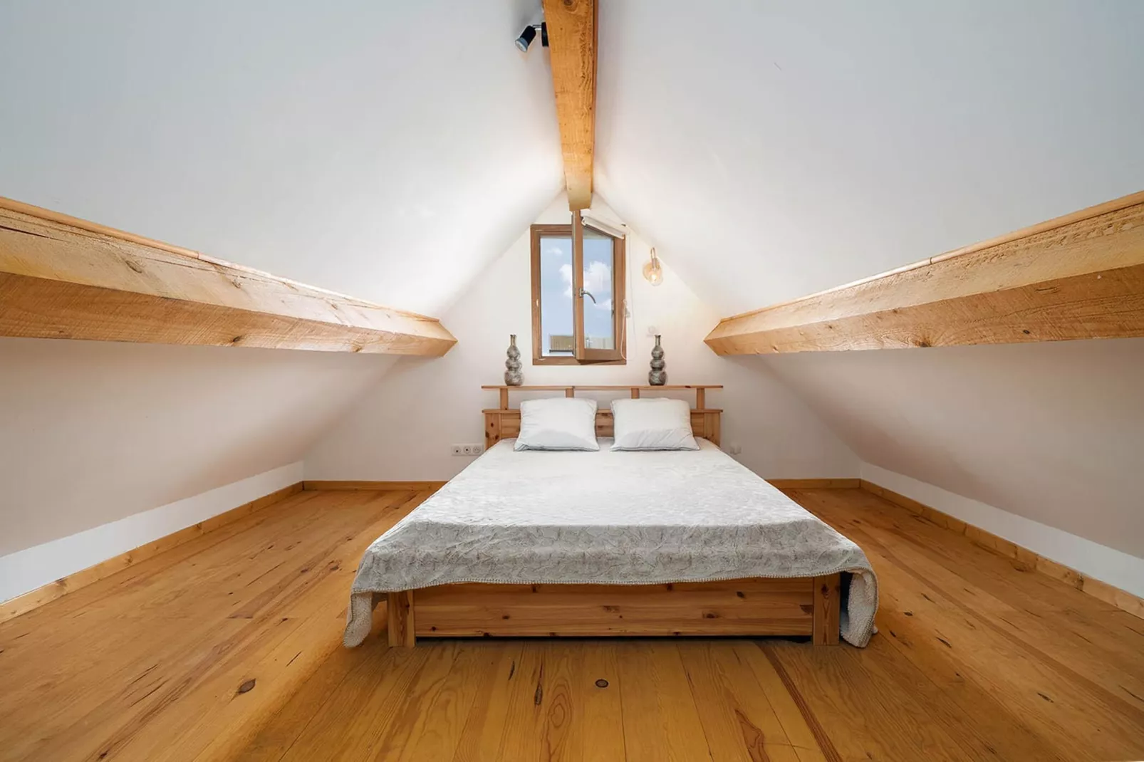 El Rancho - ST4 Mezzanine-Bedroom
