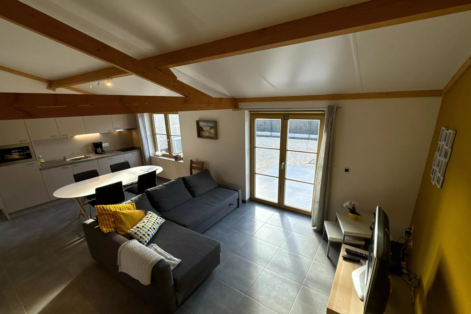 WH2 / 9-Living room