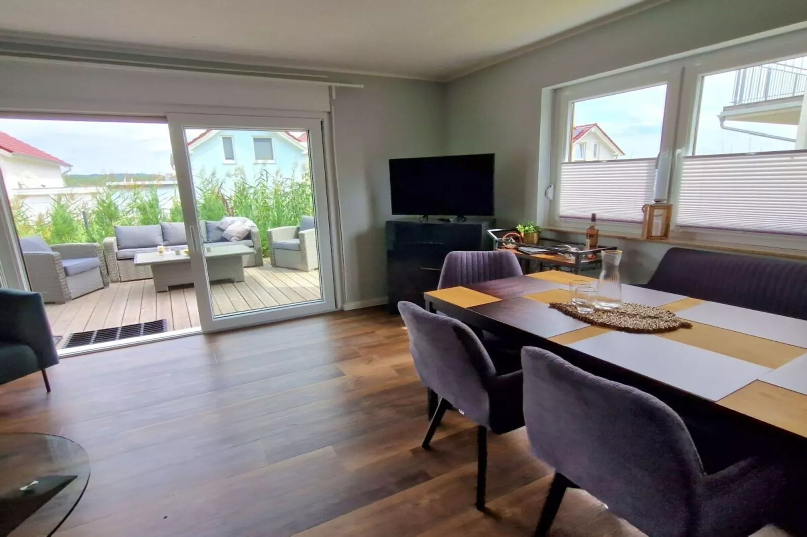 518595-Dining room