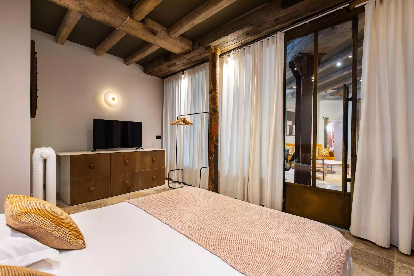 EC-2-COMMINES-Bedroom