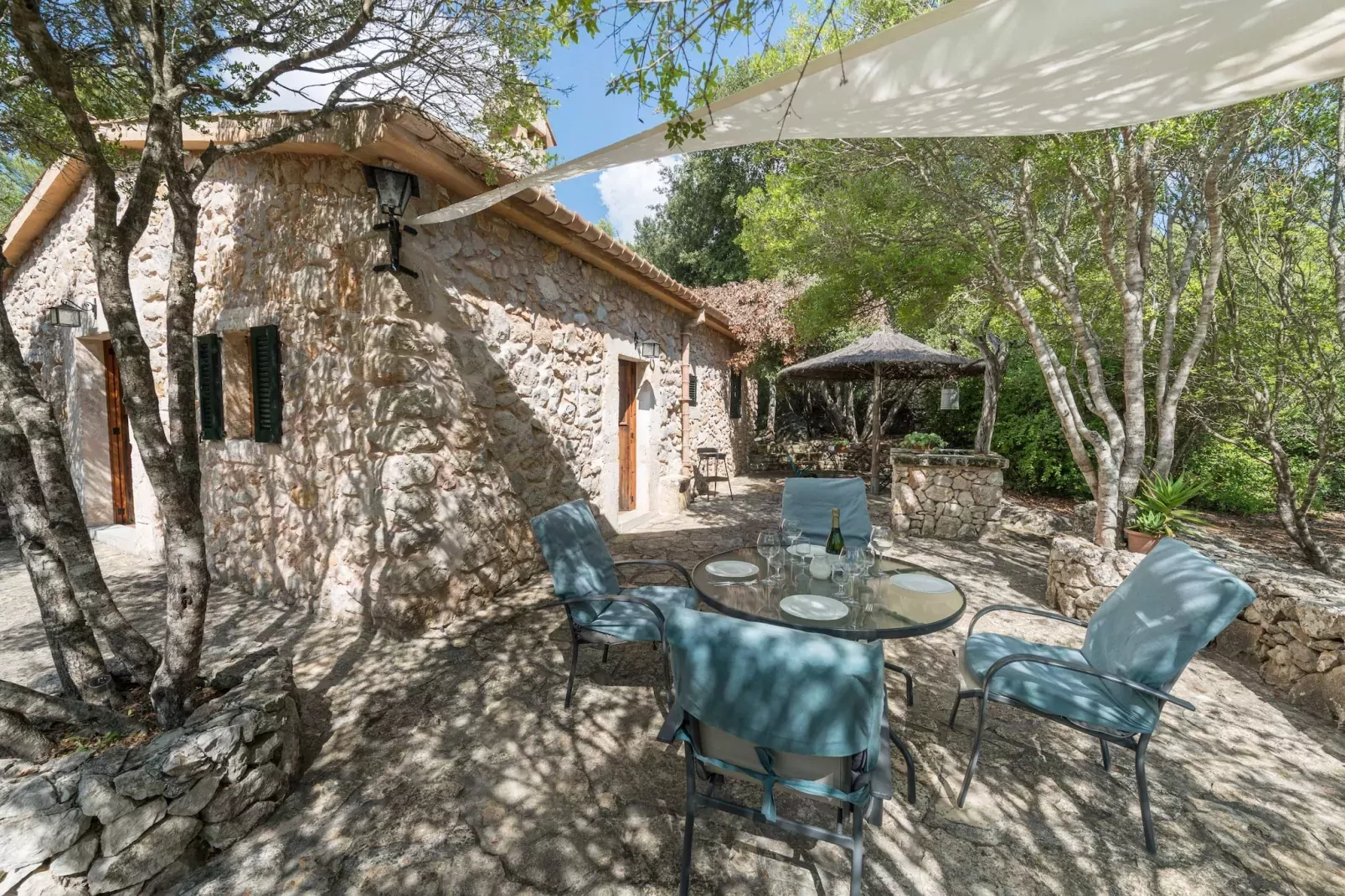 Casa De Piedra - Exterior in summer