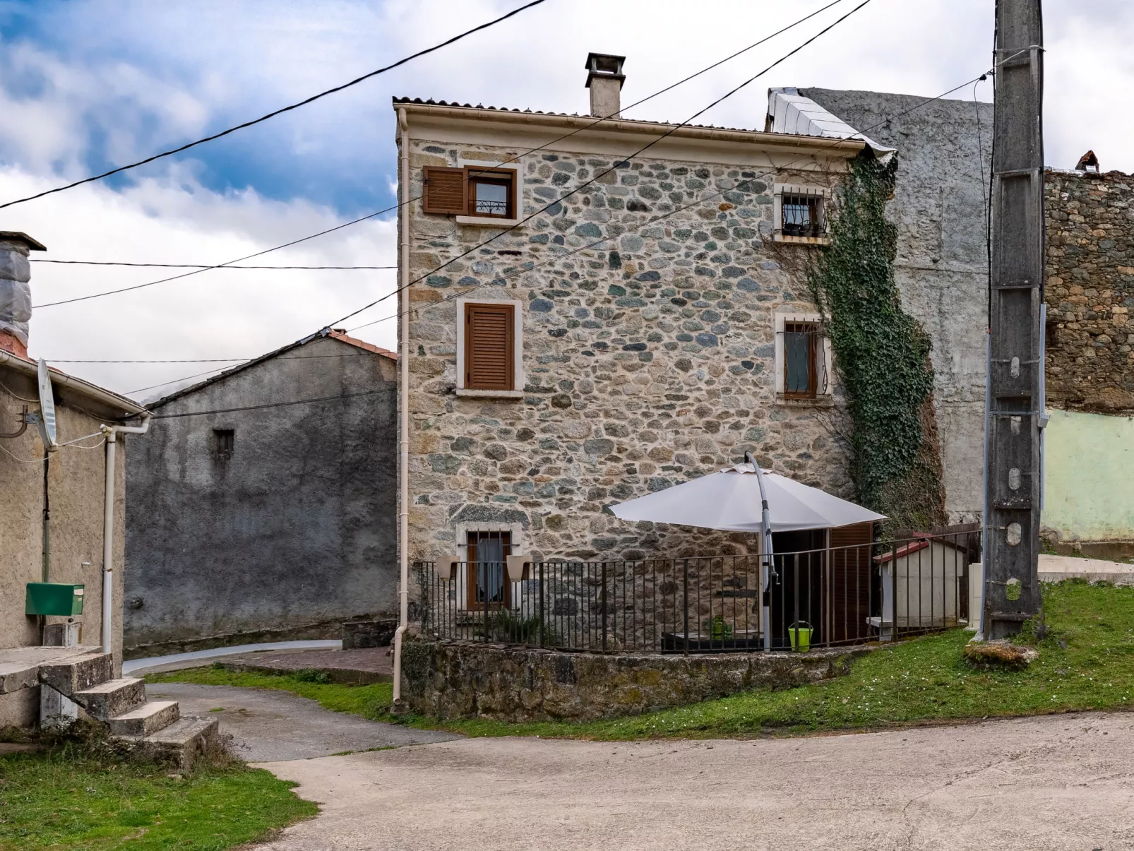 Migone de Sampolo-Outside