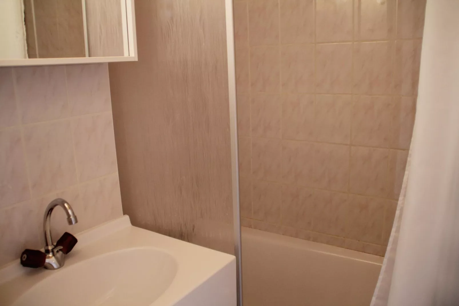 Forsythia FA18 FAMILY 1& NATURE 4 Pers.-Bathroom
