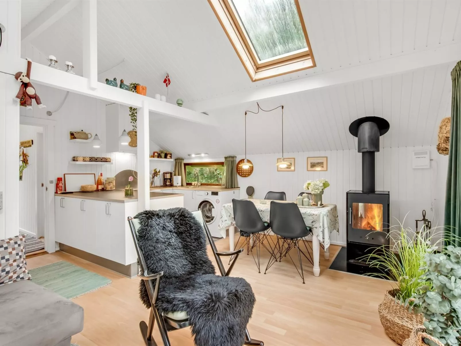 "Ung" - 30km from the sea-Drinnen