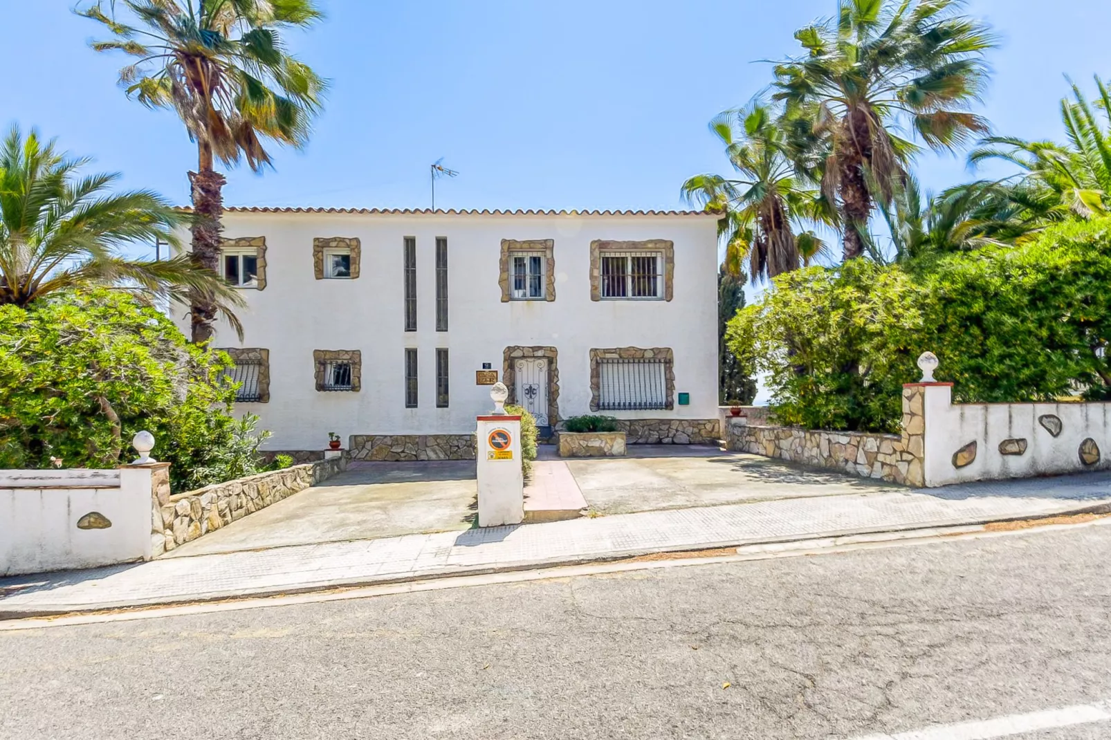 STA BARBARA 9 1 Roses-Exterior summer