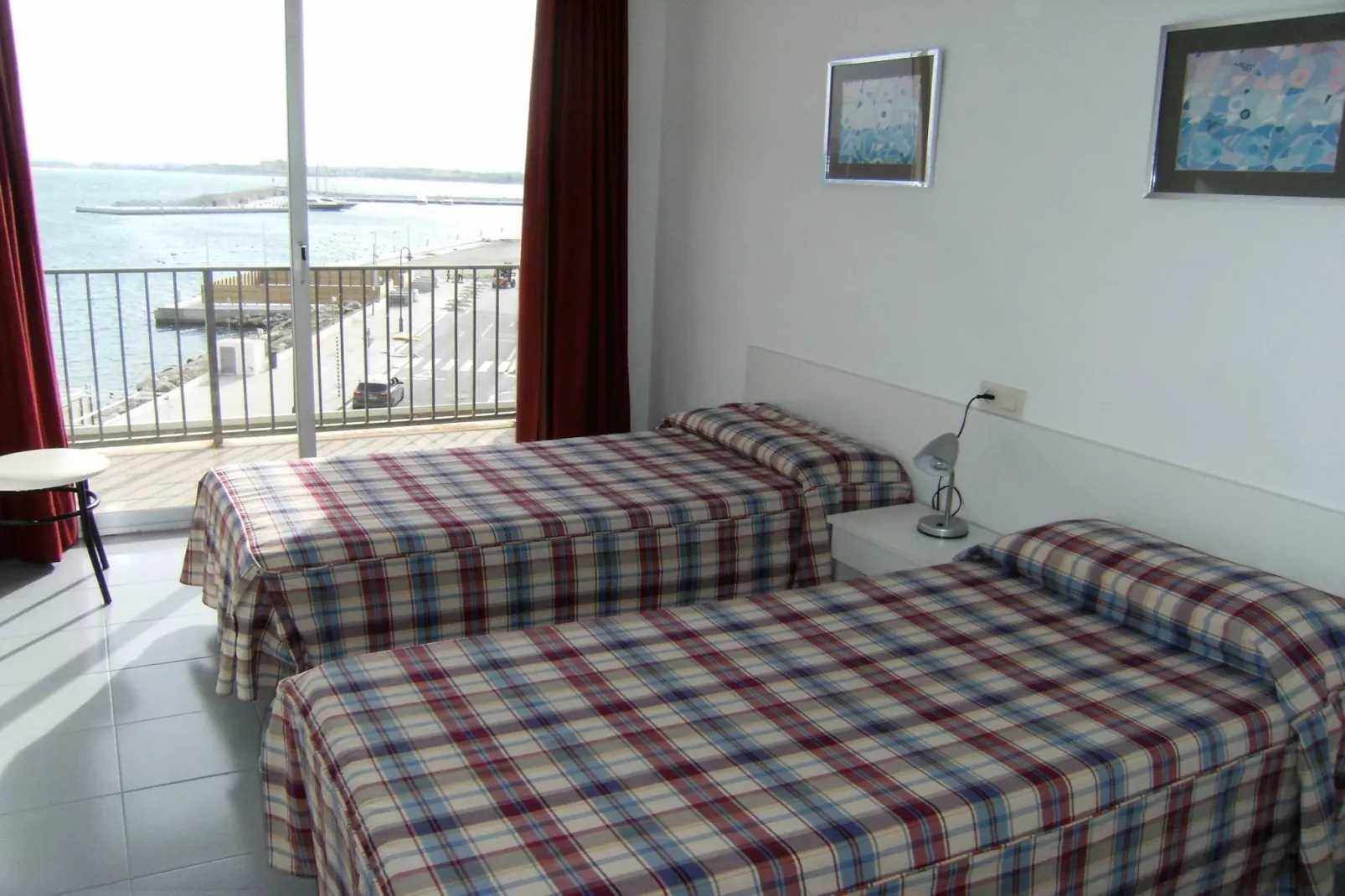 NAUTIC EXTERIOR-Bedroom