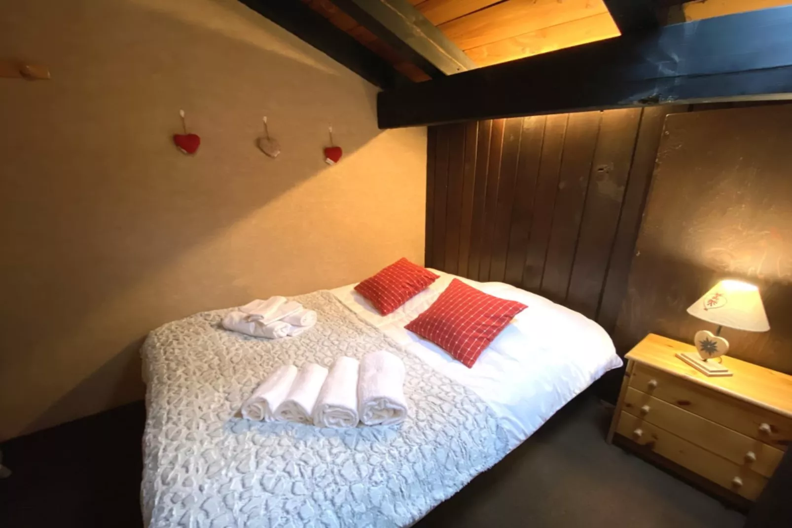 LA POMME DE PIN 2  Appartement avec terrasse-Bedroom