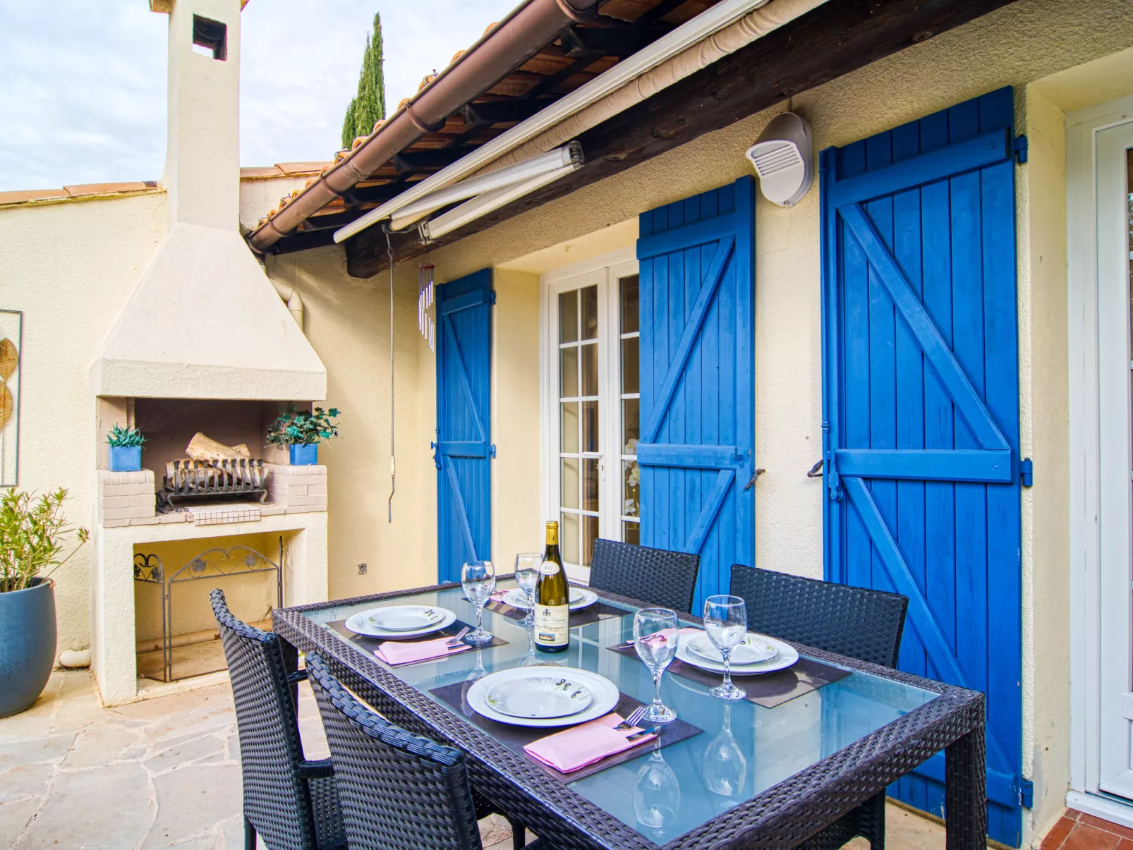 Villa!-Outside
