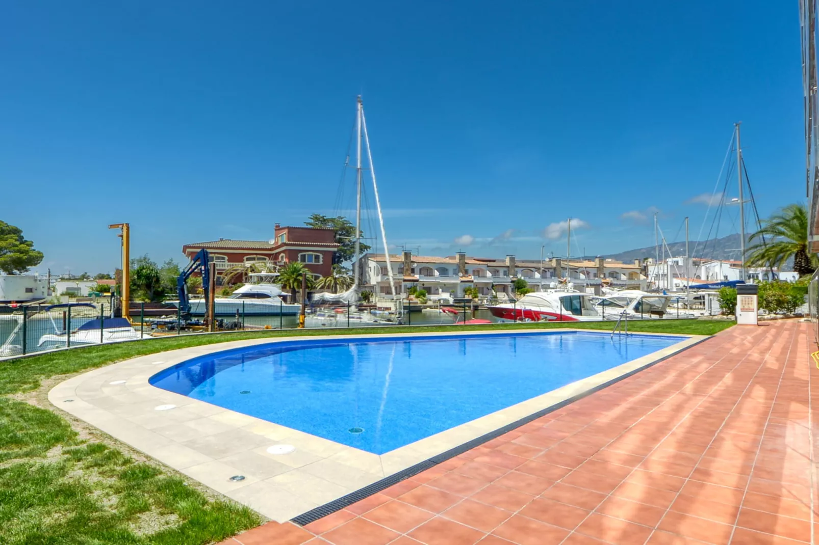 MARINES GARBI  2 8 Roses-Pool