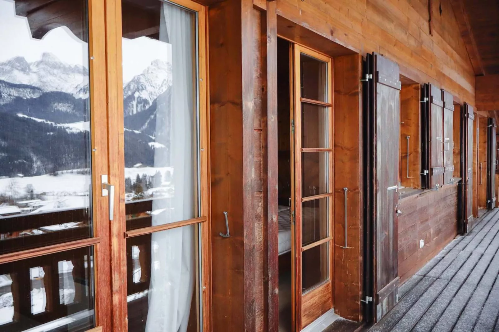 Chalet Bliss Spacious Six Bedrooms And Breathtaking Views-Living room