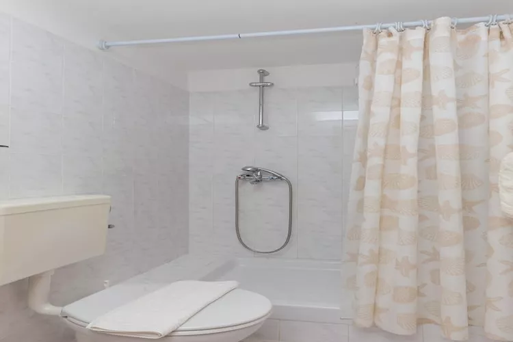 Apartments Miskovic - One Bedroom Apartment with Balcony and Sea view (Middle)-Bathroom