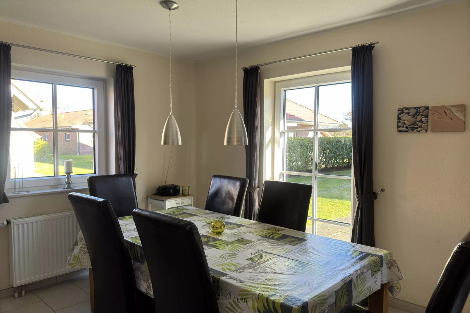 Katamaran II mit Haustier-Dining room