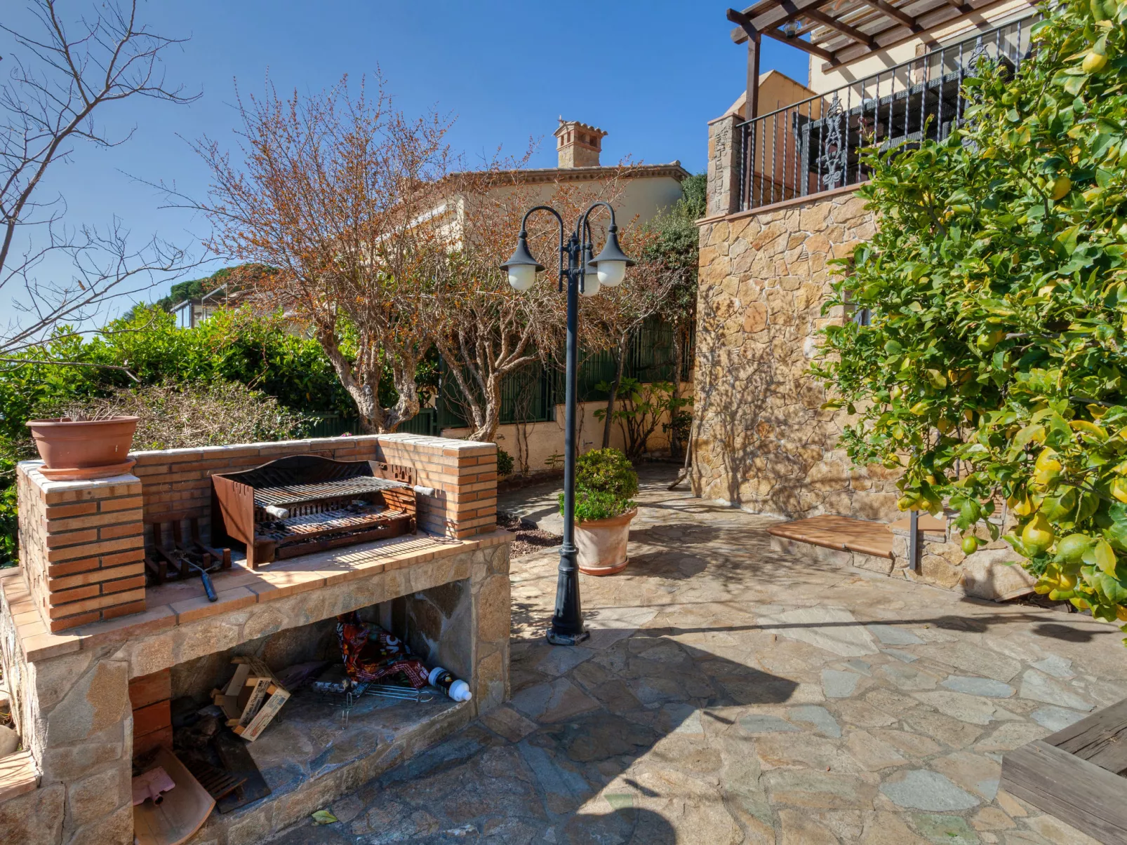 Luz del Mar-Outside