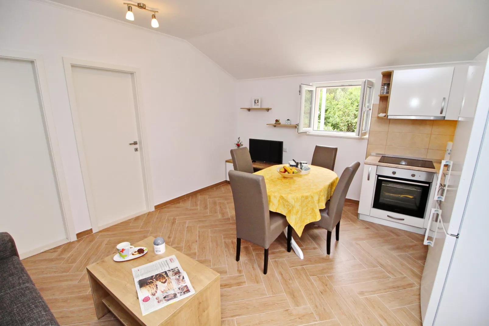 Apartments Memunić - Standard One Bedroom Apartment with Partial Sea View (NOVI)-Dining room