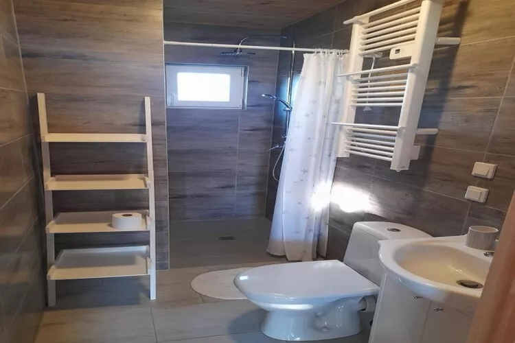 Parterowe domki wakacyjne dla 4 osób Sarbinowo-Badezimmer