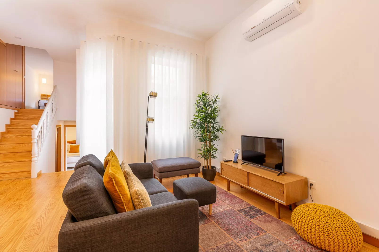 YOUROPO - Cosy 4-Living room