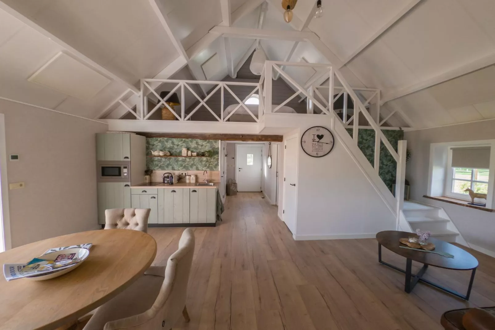 De woelige stal-Living room