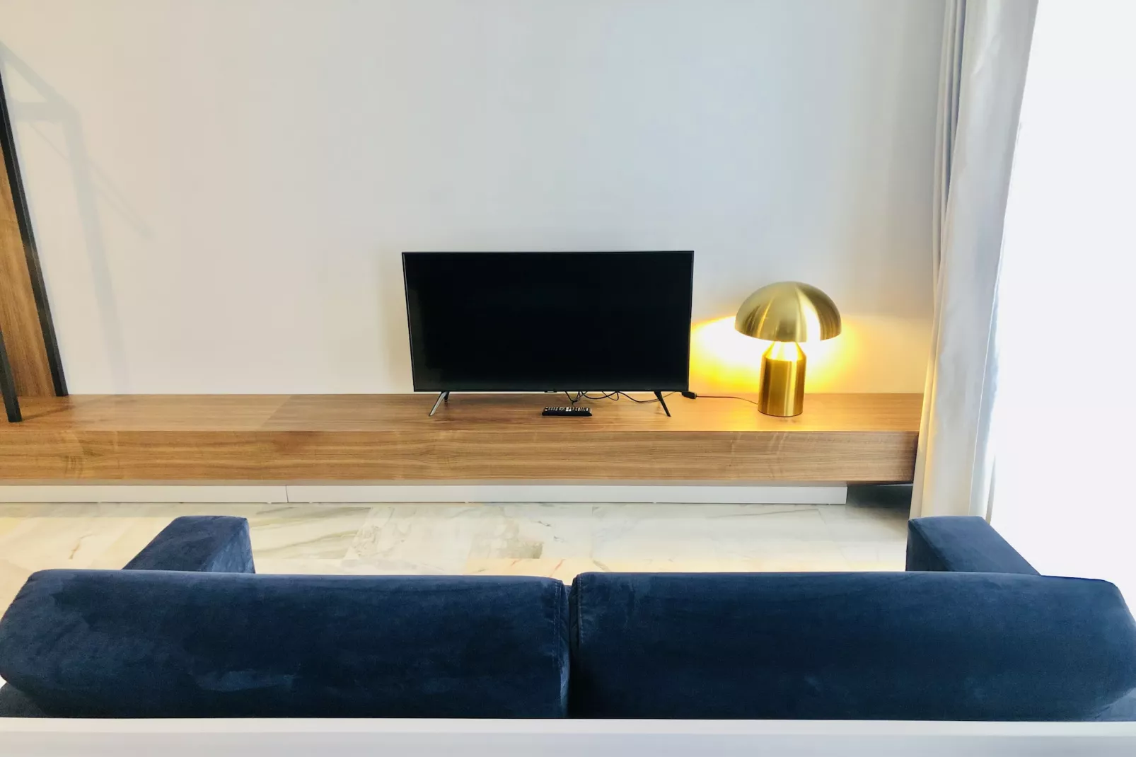 YOUROPO - Downtown 2B-Living room