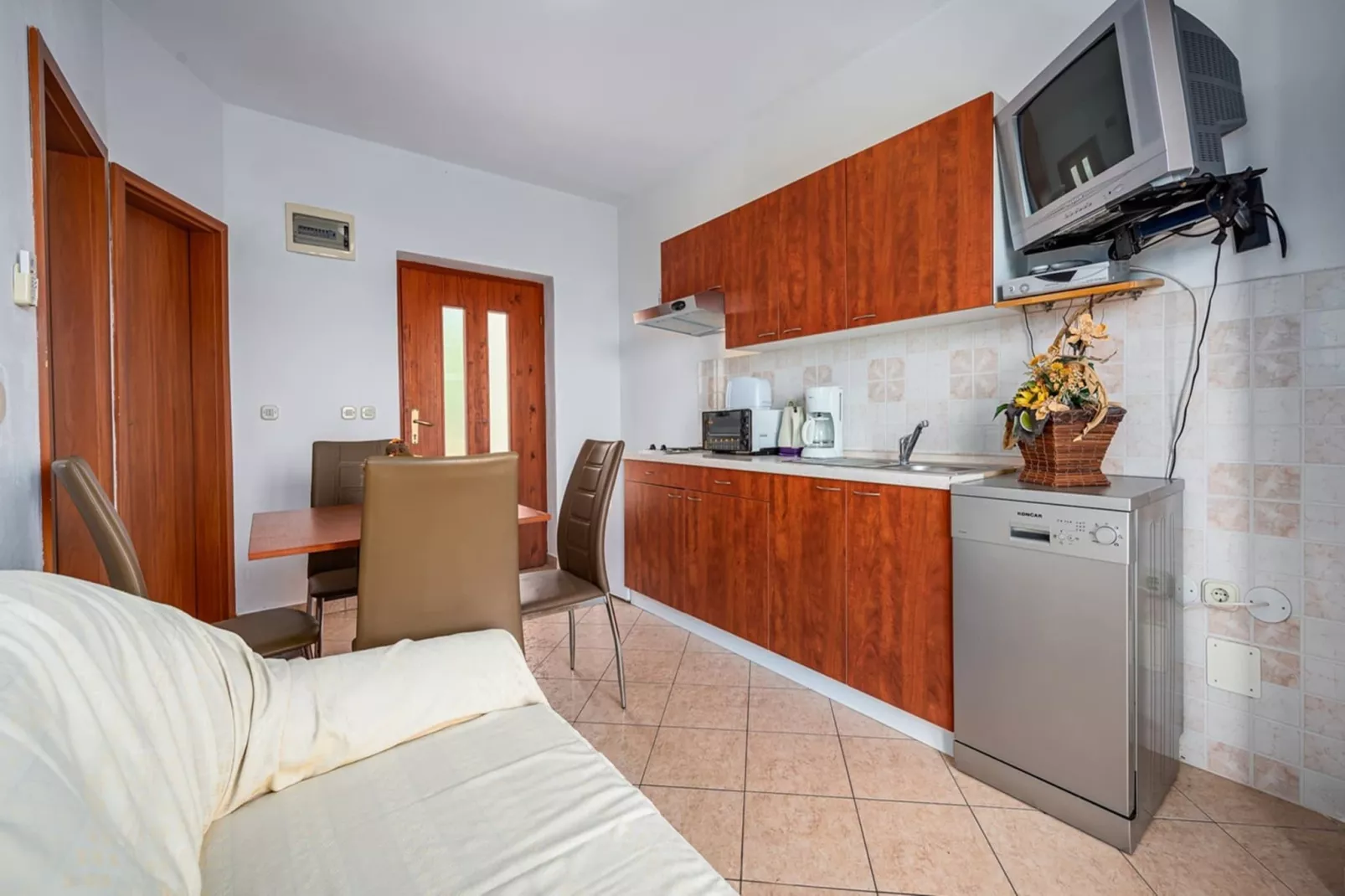 Lara 3 - Shared Pool, Sauna, Jacuzzi-Cuisine