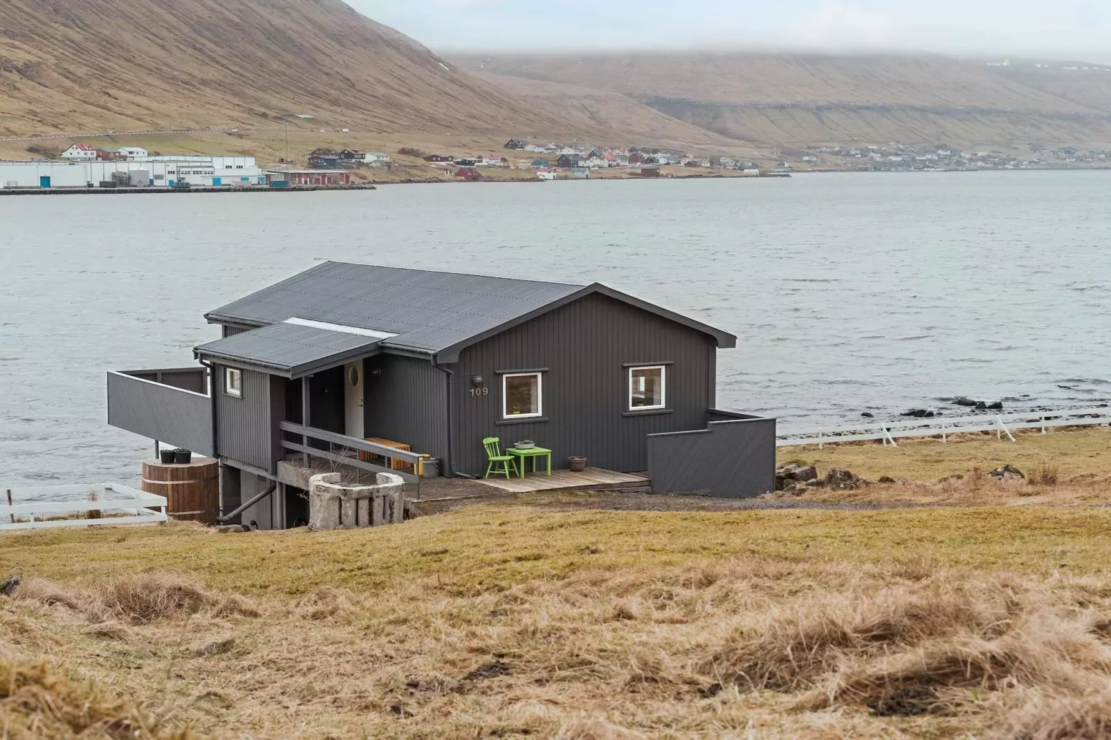 Luxury Waterside Retreat - By Traum Ferienwohnungen-Water view