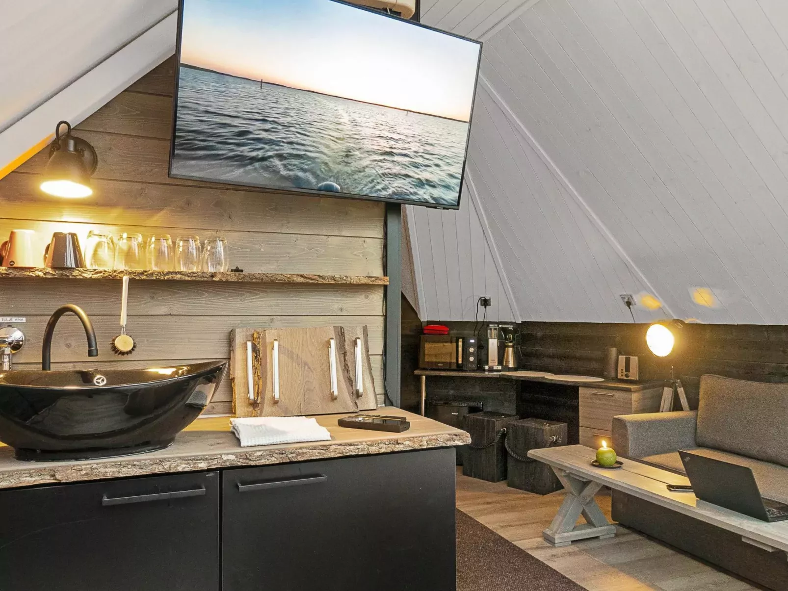 Samruam b aurora cabin-Inside