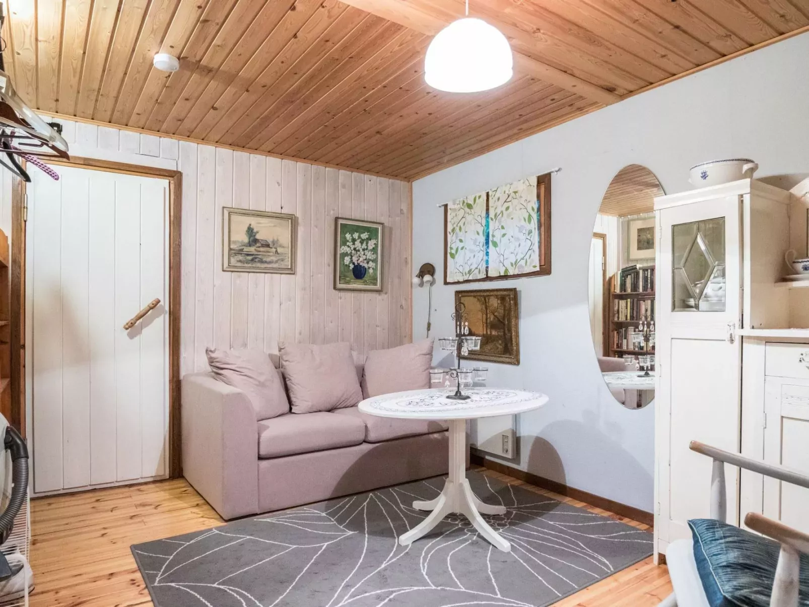 Puutarhurin mökki-Inside