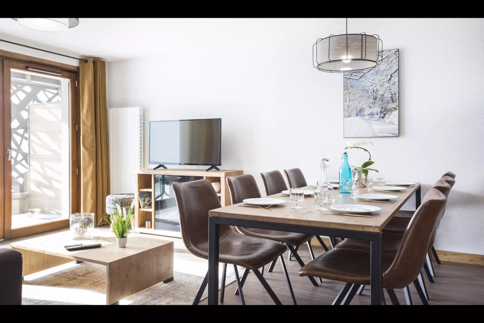 SAISIES-8PM-Dining room