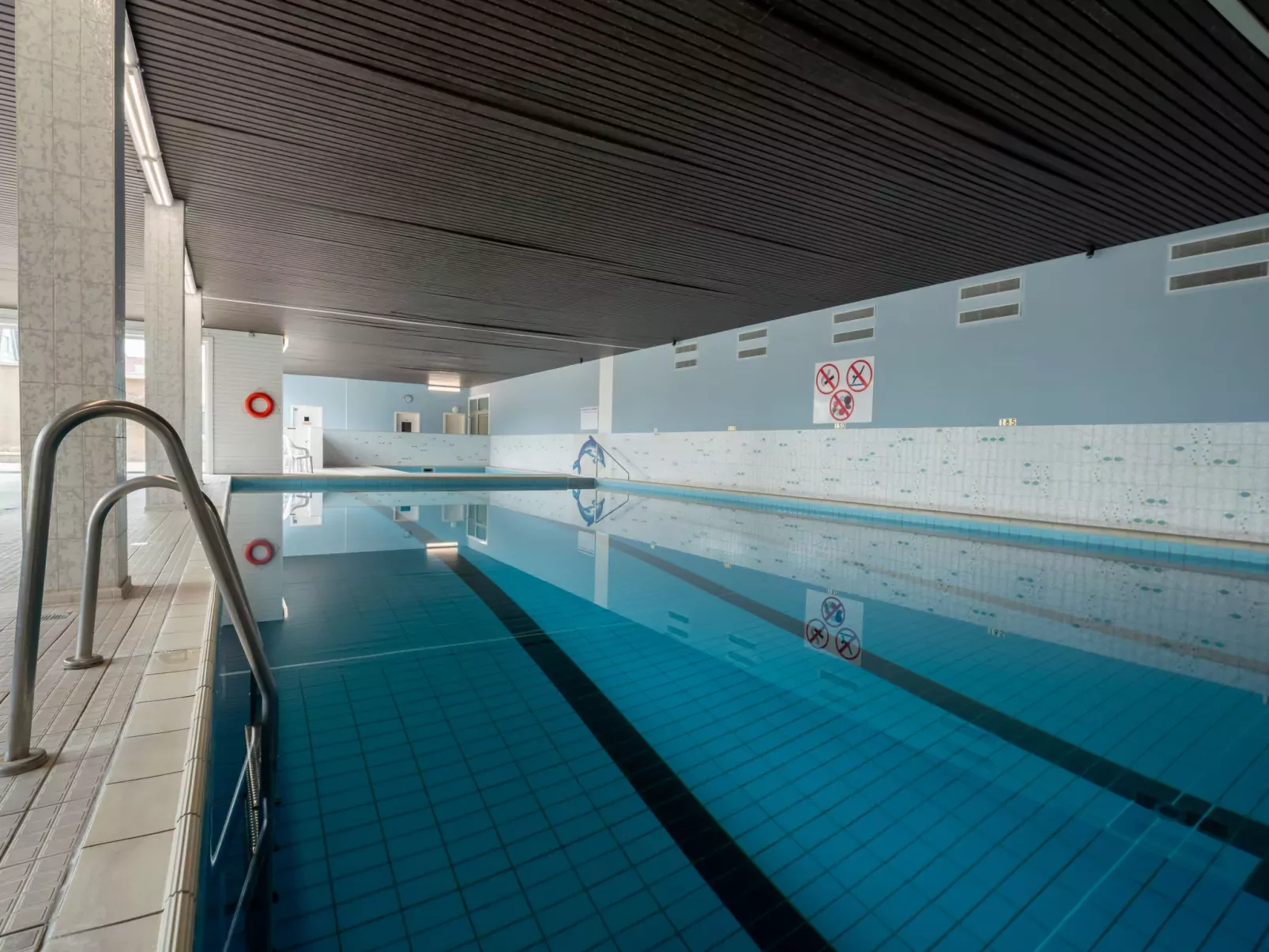Cosy @ the beach studio with pool-Inside