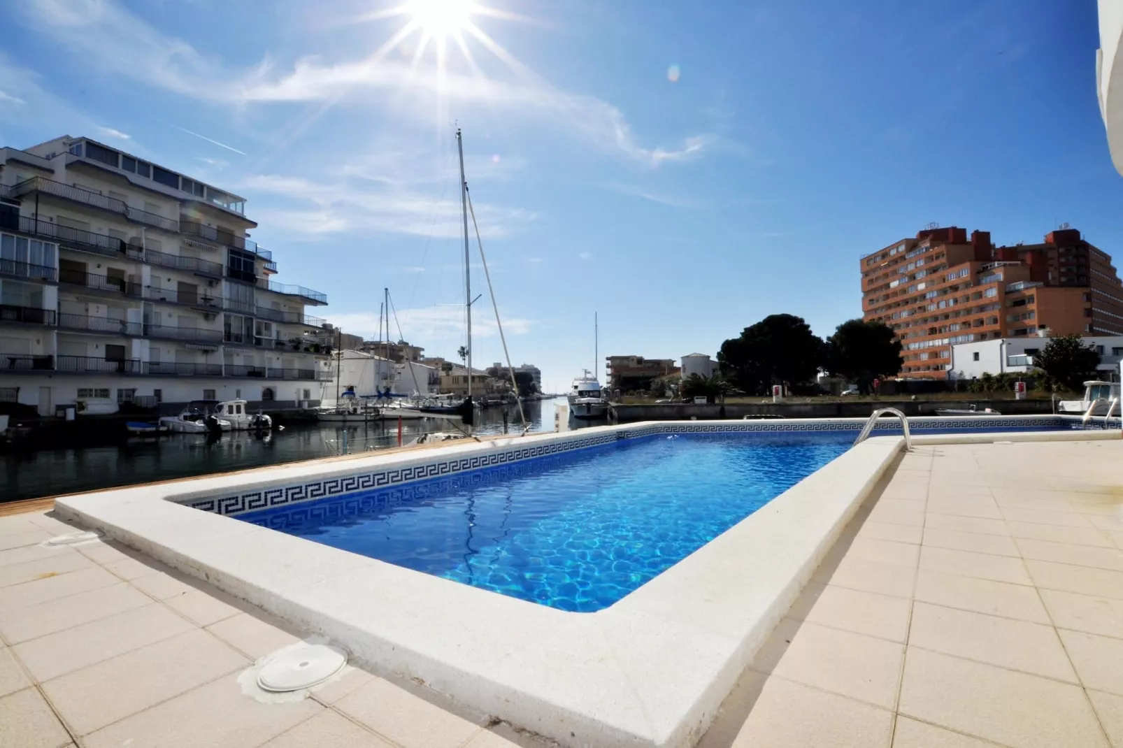 1185 NIRVANA vista Canal-Piscine