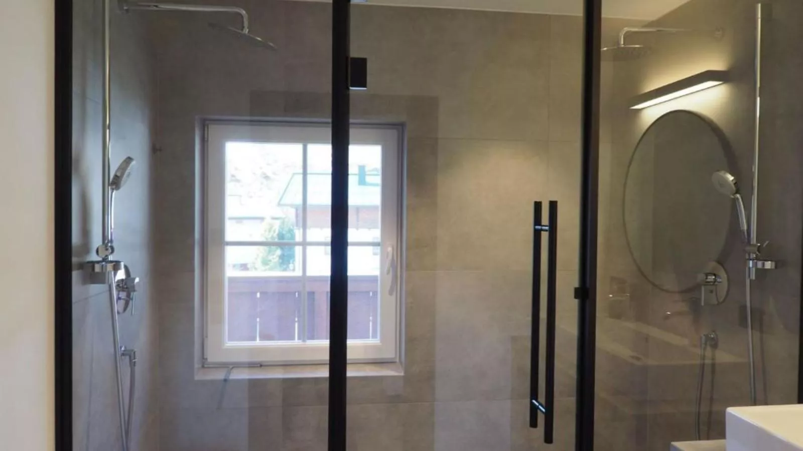 Leni Top 3-Bathroom
