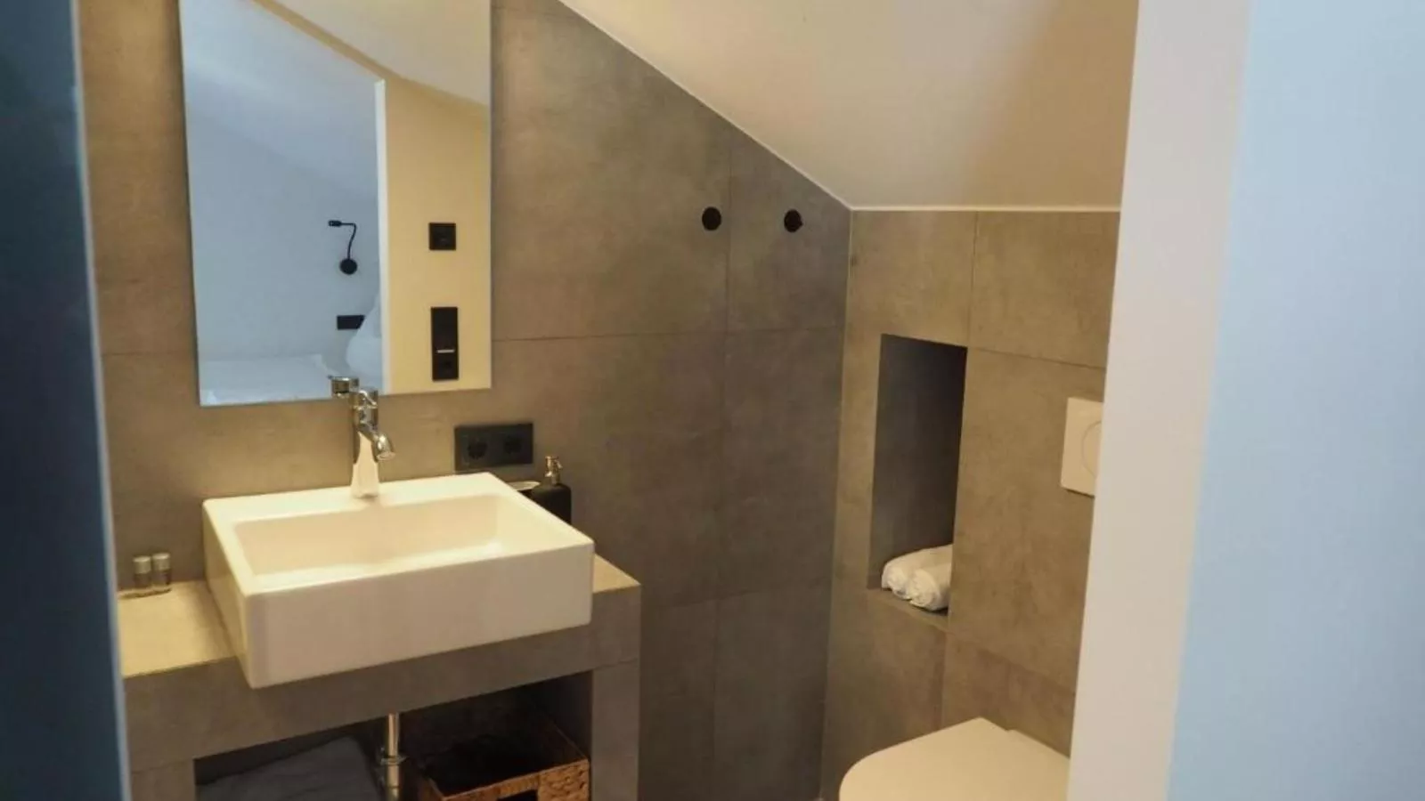 Leni Top 5-Bathroom