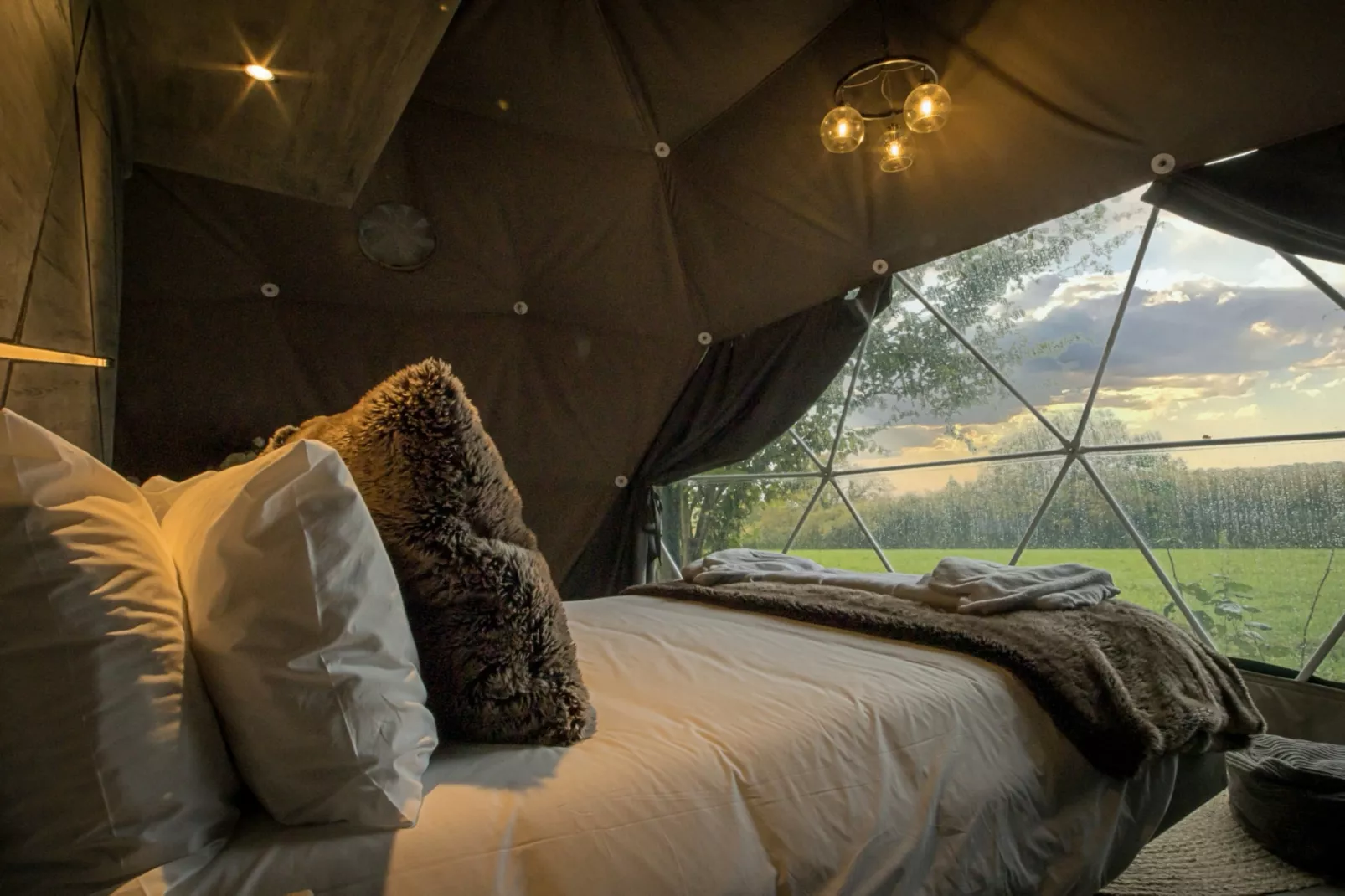 Hever Luxury Dome-Bedroom