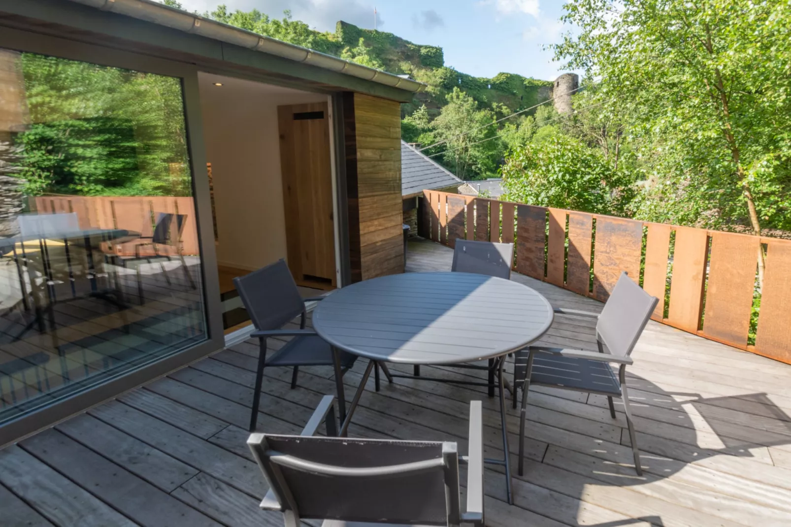 The Cave-Balcon-terrasse