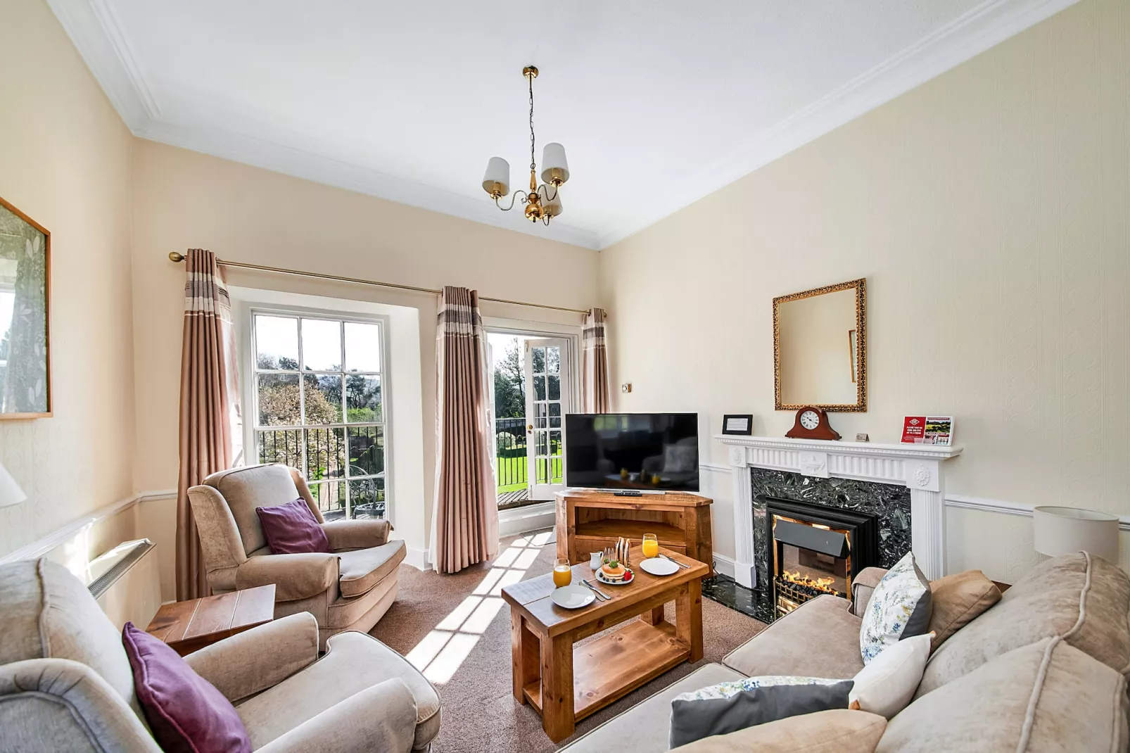 Roulston Hall Apt-Living room